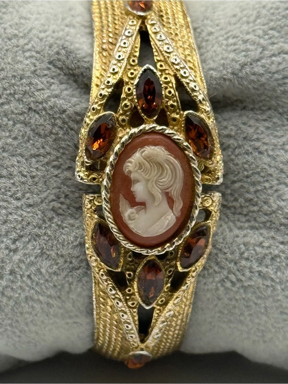 Vintage Geneva 17 Jewels Gold Tone w Rhinestone Hidden Bangle Watch Cameo